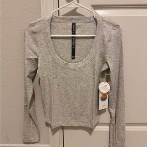 Vuori Women's Long Sleeve Pose Scoop Tee size S new with tag and package